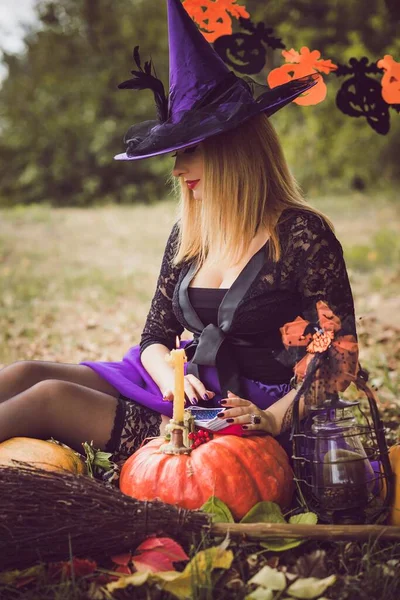 Halloween Wakacje Czarownica Lady Mistycznej Atmosferze Dyni Zewnątrz Świętować Jesień — Zdjęcie stockowe