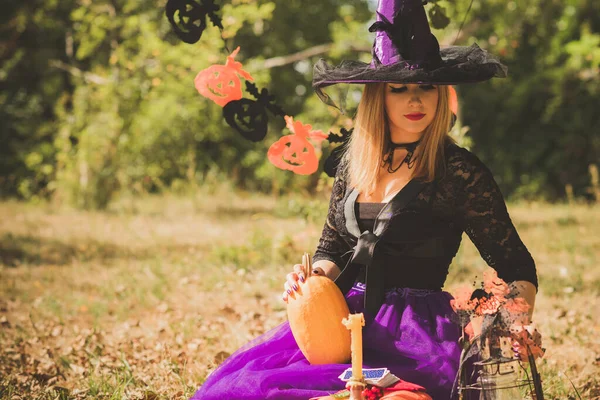 Halloween Ünnep Boszorkány Lady Misztikus Hangulat Egy Tök Szabadban Ünneplik — Stock Fotó