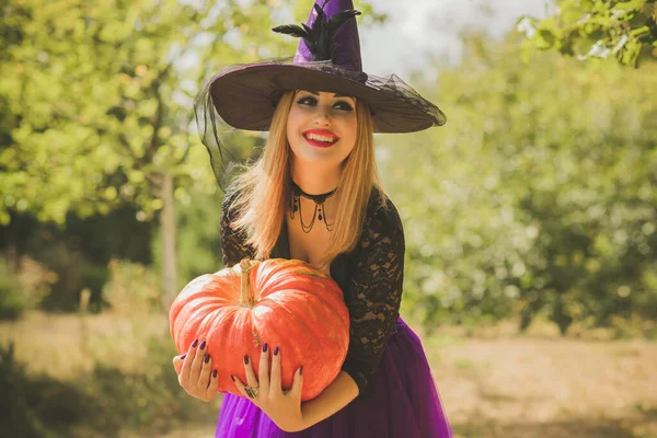 Halloween Ünnep Boszorkány Lady Misztikus Hangulat Egy Tök Szabadban Ünneplik — Stock Fotó