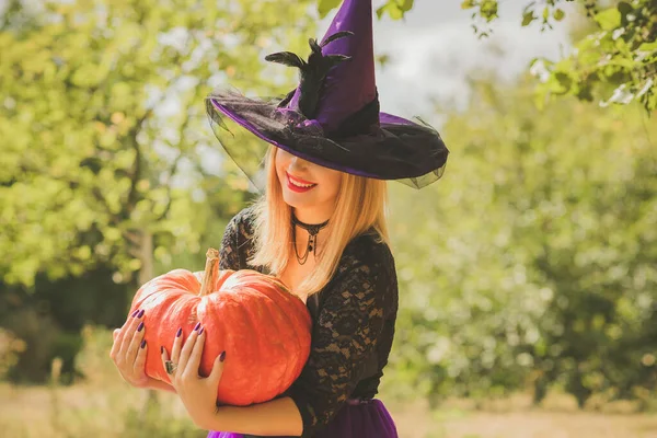 Halloween Vakantie Heks Dame Mystieke Sfeer Met Een Pompoen Buiten — Stockfoto