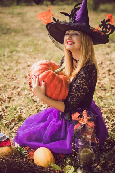 Halloween Ünnep Boszorkány Lady Misztikus Hangulat Egy Tök Szabadban Ünneplik — Stock Fotó