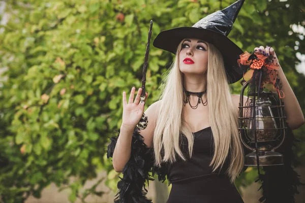 ハロウィーンの時間 プラスサイズの素敵な魔女を祝う パーティーのための衣装やアイデア 女性の魔女 — ストック写真