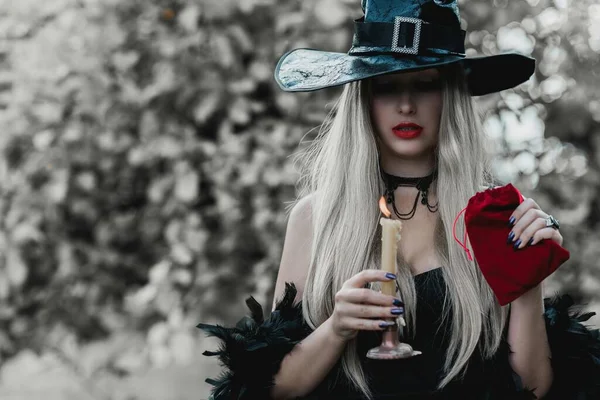 ハロウィーンの時間 プラスサイズの素敵な魔女を祝う パーティーのための衣装やアイデア 女性の魔女 — ストック写真