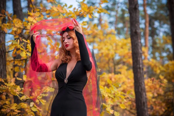 神奇的时候 秋天的新娘披着红色的面纱 聚会的装束和想法 女士的巫术 — 图库照片