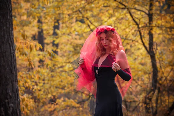 Tempo Mágico Noiva Outono Com Véu Vermelho Fantasia Ideias Para — Fotografia de Stock