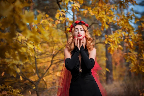Varázslatos Idő Őszi Menyasszony Vörös Fátyollal Jelmezek Ötletek Bulira Hölgy — Stock Fotó