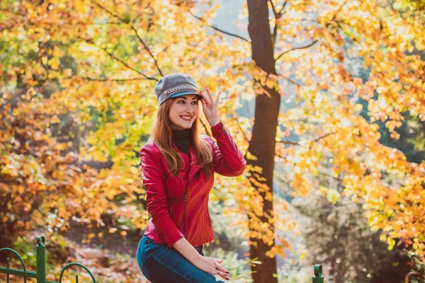 Koncept Mladé Ženy Harmonická Nálada Dáma Prázdninovém Oblečení Stylovém Neformálním — Stock fotografie