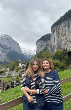 Orta yaşlı bayan İsviçre Alplerinde geziyor ve Alp maceralarının tadını çıkarıyor.