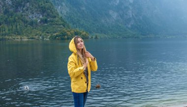 Sarı Ceketli Kadın Hallstatt Gölü, Avusturya 'ya hayran. Alp Köyünde Seyahat ve Turizm Konsepti