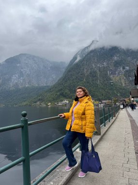 Orta yaşlı bir kadın Avrupa tatilinin tadını çıkarıyor. Seyahat yaşam tarzı 50+