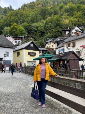 Orta yaşlı bir kadın Avrupa tatilinin tadını çıkarıyor. Seyahat yaşam tarzı 50+