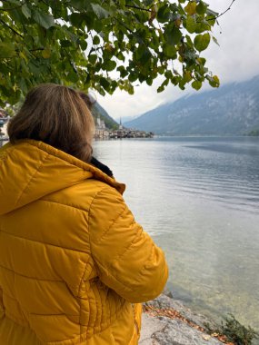 Orta yaşlı bir kadın Avrupa tatilinin tadını çıkarıyor. Seyahat yaşam tarzı 50+