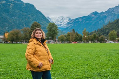 Orta yaşlı bir kadın Avrupa tatilinin tadını çıkarıyor. Seyahat yaşam tarzı 50+