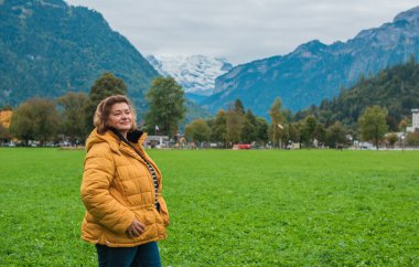 Orta yaşlı bir kadın Avrupa tatilinin tadını çıkarıyor. Seyahat yaşam tarzı 50+