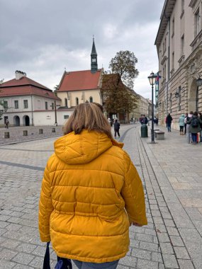 Orta yaşlı bir kadın Avrupa tatilinin tadını çıkarıyor. Seyahat yaşam tarzı 50+