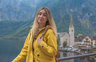 Avusturya Gölü 'nü Keşfeden Turist Kadın, Sarı Ceket Seyahat Konsepti