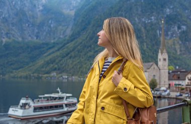 Avusturya Gölü 'nü Keşfeden Turist Kadın, Sarı Ceket Seyahat Konsepti