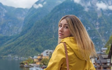 Avusturya Gölü 'nü Keşfeden Turist Kadın, Sarı Ceket Seyahat Konsepti