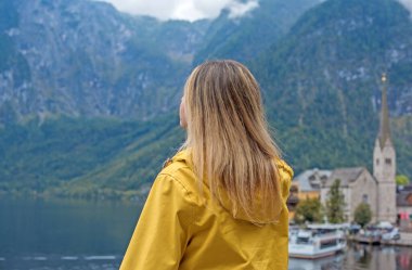 Avusturya Gölü 'nü Keşfeden Turist Kadın, Sarı Ceket Seyahat Konsepti
