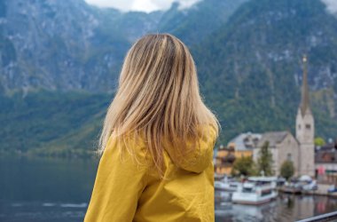 Avusturya Gölü 'nü Keşfeden Turist Kadın, Sarı Ceket Seyahat Konsepti