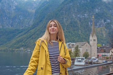 Avusturya Gölü 'nü Keşfeden Turist Kadın, Sarı Ceket Seyahat Konsepti