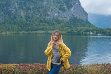 Avusturya Gölü 'nü Keşfeden Turist Kadın, Sarı Ceket Seyahat Konsepti