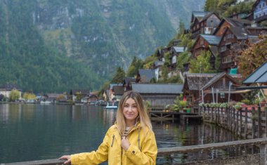 Avusturya Gölü 'nü Keşfeden Turist Kadın, Sarı Ceket Seyahat Konsepti