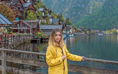 Avusturya Gölü 'nü Keşfeden Turist Kadın, Sarı Ceket Seyahat Konsepti