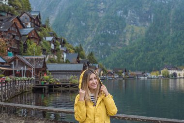 Avusturya Gölü 'nü Keşfeden Turist Kadın, Sarı Ceket Seyahat Konsepti