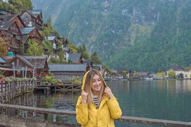 Avusturya Gölü 'nü Keşfeden Turist Kadın, Sarı Ceket Seyahat Konsepti