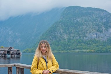 Avusturya Gölü 'nü Keşfeden Turist Kadın, Sarı Ceket Seyahat Konsepti