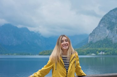 Avusturya Gölü 'nü Keşfeden Turist Kadın, Sarı Ceket Seyahat Konsepti