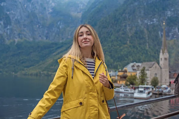 Avusturya Gölü 'nü Keşfeden Turist Kadın, Sarı Ceket Seyahat Konsepti