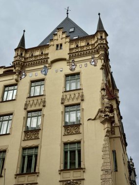 Avrupa 'nın eski bir parçası. Prag, Çek Cumhuriyeti 'nin otantik mimari detaylarını ve sokak atmosferini gösteren illüstrasyon görüntüsü. 15 Ekim 2025