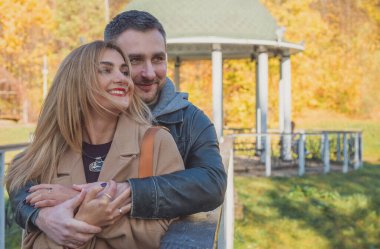 Zarif Avrupalı çift, şehir sokaklarında birlikte yürüyor. Ilık sonbahar ışığı, nazik gülümsemeler ve sinematik klasik atmosfer.