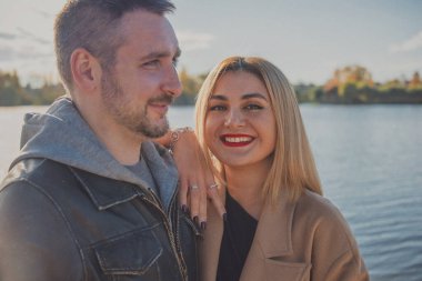 Zarif Avrupalı çift, şehir sokaklarında birlikte yürüyor. Ilık sonbahar ışığı, nazik gülümsemeler ve sinematik klasik atmosfer.