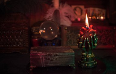 Ellerinde yanan kalp, mistik ritüel ve aşk büyüsü kavramı. Aşk ritüelleri, kalp kırıklıkları, duygusal dönüşümler, kehanetler ve mistik temalar için mükemmel.