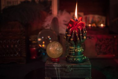 Ellerinde yanan kalp, mistik ritüel ve aşk büyüsü kavramı. Aşk ritüelleri, kalp kırıklıkları, duygusal dönüşümler, kehanetler ve mistik temalar için mükemmel.