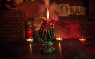 Ellerinde yanan kalp, mistik ritüel ve aşk büyüsü kavramı. Aşk ritüelleri, kalp kırıklıkları, duygusal dönüşümler, kehanetler ve mistik temalar için mükemmel.