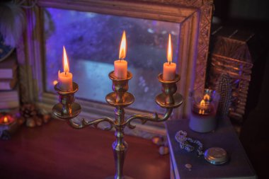 Mumlarla, kitaplarla ve kehanetlerle dolu mistik sunak.