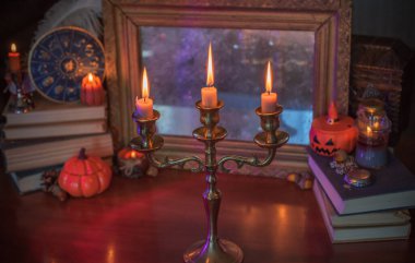 Mumlarla, kitaplarla ve kehanetlerle dolu mistik sunak.