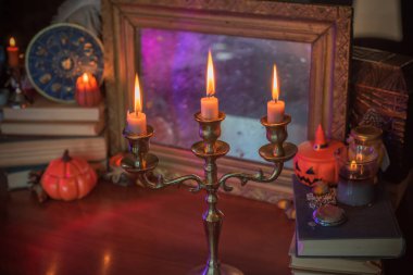 Mumlarla, kitaplarla ve kehanetlerle dolu mistik sunak.