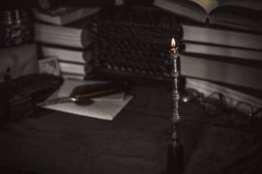 Mumlarla, kitaplarla ve kehanetlerle dolu mistik sunak.