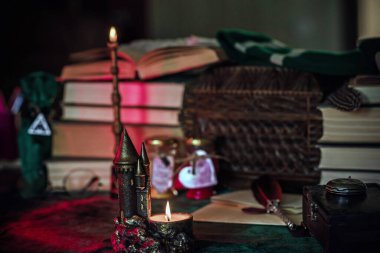 Mumlarla, kitaplarla ve kehanetlerle dolu mistik sunak.