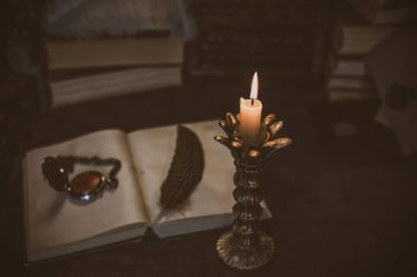 Mumlarla, kitaplarla ve kehanetlerle dolu mistik sunak.