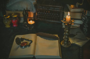 Mumlarla, kitaplarla ve kehanetlerle dolu mistik sunak.