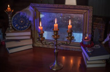 Mumlarla, kitaplarla ve kehanetlerle dolu mistik sunak.