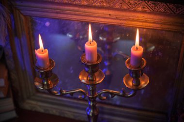 Mumlarla, kitaplarla ve kehanetlerle dolu mistik sunak.