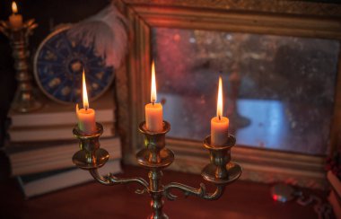 Mumlarla, kitaplarla ve kehanetlerle dolu mistik sunak.