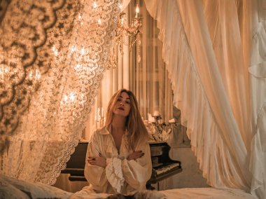 Barok Portre. Zaman Bükülmüş Kimlik. Moda yazıları, tarihsel çağdaş füzyon ve hikaye anlatımı için mükemmel.